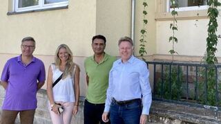 Frank Wienecke, Anika Weber und Adil Oyan beim Ortstermin mit Steffen Reisacher (v.l.).