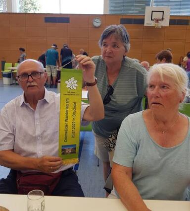 Wolfgang Nahrgang, Erna Jarz und Mechthild Nahrgang (v.l.) vom OWK beim Odenwälder Wandertag.