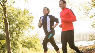 Gemeinsam Ziele setzen: Die Motivation beim Joggen steigern.