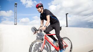 Rückentraining: Lenker und Sitz müssen beim Radfahren passend eingestellt sein.