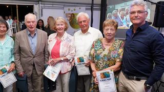 Der Tennisclub Zwingenberg ehrte beim Festakt aus Anlass seines 50. „Geburtstags“ auch Gründungsmitglieder. Vereinsvorsitzender Ralph Johann (r.) zeichnete (v.l.) Annemarie Prang, Rudolf Prang, Lieselotte Jauernig sowie Klaus-Dieter Derst und Christel Derst aus.