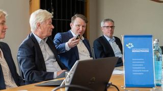 Sommer-Pressekonferenz der Wirtschaftsförderung Bergstraße (WFB) mit (von links) der stellvertretenden WFB-Geschäftsführerin Dagmar Cohrs, dem Beiratsvorsitzenden Jürgen Gromer (zugleich Aufsichtsratsmitglied der WFB), Geschäftsführer Matthias Zürker und Landrat Christian Engelhardt, WFB-Aufsichtsratsvorsitzender.