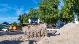Die Vorbereitung für die sommerliche Spaß- und Spieloase unter dem Titel „Summer in the City“ auf dem Beauner Platz laufen. Am Dienstag wurden auf dem Gelände 160 Tonnen Sand verteilt.