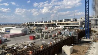 Auf der Baustelle von Terminal drei des Frankfurter Flughafens geht es gut voran. Hier ist der künftige Flugsteig H zu sehen.