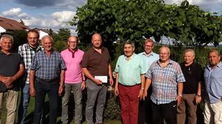 Der Vogelschutz- und -liebhaberverein gratulierte Konrad Gärtner (rote Hose) zum 80. Geburtstag.