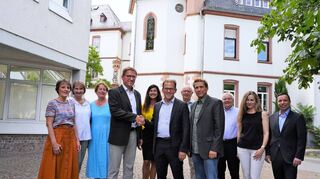 Der Stiftungsrat der „Freunde der Liebfrauenschule“ traf sich jetzt mit Vertretern des neuen Schulträgers. Unser Bild zeigt (v.l.) Ursula Machnik (Schulleiterin LFS), Brit Krüger (Vorsitzende Förderverein Freunde der Liebfrauenschule), Sabine Nellessen-Kohl (Mitglied des Stiftungsrates), Christian Schuerr (Vorsitzender Stiftungsrat), Susanne Schäfer (GGEW), Markus Schwaigkofler (Vorstand Stiftung Kolping-Bildungswerk Württemberg), Ernst-Ludwig Drayß (Vorstand Stiftung Liebfrauenschule), Peer-Arne Kniep (Geschäftsführer Kolping-Bildungswerk), Josef Rösch (Kolpingsfamilie Bensheim), Torsten Wienold (stellvetretender Vorstand Sparkasse Bensheim).