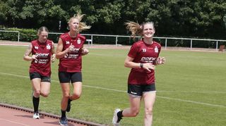 Seit dem Wochenende sind die Flames (v.l. Dionne Visser, Helen van Beurden und Alicia Soffel) wieder im Training, am Samstag präsentieren sie sich den Flames bei „Summer In The City“ auf dem Beauner Platz.
