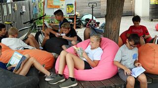 Viele Schulklassen, wie hier Viertklässler der Wingertsbergschule, verbrachten eine Deutschstunde beim „Stadt-Lesen“ und freuten sich über spannende Lektüre.