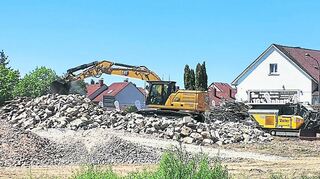 Mit schwerem Gerät wurde der Bauschutt auf dem früheren Außengelände der Gärtnerei Mai in den vergangenen Tagen gebrochen.