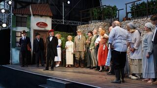 Nach zweijähriger Corona-Zwangspause herrscht wieder Leben auf der Festspiel-Bühne im Heppenheimer Amtshof. Für die Premiere von Zuckmayers“fröhlichem Weinberg“ gab es tosenden Applaus.