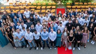 Die Geschwister-Scholl-Schule überreichte am Freitagabend bei einer Feierstunde im Schulhof 103 Realschülern ihr Abschlusszeugnis.