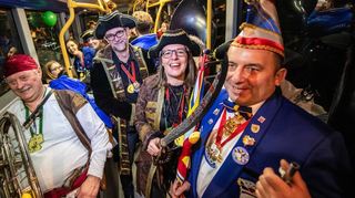 Fastnacht und Kommunalpolitik sind in Heppenheim seit jeher eng miteinander verknüpft. Immer wieder fungieren Amts- oder Mandatsträger (hier: Erste Stadträtin Christine Bender mit ihrem närrischen Gefolge im Jahr 2019) als Schirmherren oder Schirmfrauen. Ulrike Janßen (LiZ/Linke) ist die Verbindung hingegen zu eng.
