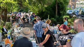 Der nördliche Teil des Stadtparks blieb der Veranstaltung „Wein in Park“ vorbehalten, im südlichen Areal jedoch tummelten sich am Samstag beim Zwingenberger Altstadtflohmarkt die Schnäppchenjäger,