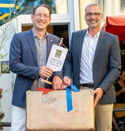 Stabwechsel beim Lions Club Bergstraße-Bensheim: Der bisherige Präsident Holger Frank (links) gab das Amt weiter an Matthias Seip.