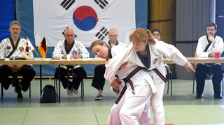 Ewa Sturm (rechts) und Claudia Schambach überzeugten die Prüfer sowohl im praktischen als auch im theoretischen Teil und wurden mit dem Schwarzen Hapkido-Gürtel belohnt.