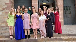 An der Liebfrauenschule haben 14 Realschülerinnen ihre Abschlusszeugnisse erhalten.