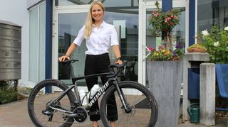 Gut gelaunt ins Büro: Nach ihrer frühmorgendlichen Rennradtour geht Triathletin Catherine Rossmann in Heppenheim als Anwältin in die Kanzlei.
