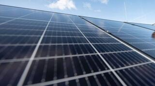 Die SPD möchte festschreiben, dass auf allen geeigneten Gebäuden der Gemeinde Photovoltaik- oder Solarthermie-Anlagen installiert werden.