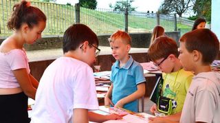 Beim Bücherflohmarkt der Reichenbacher Felsenmmerschule verkaufen Schüler ihre Bücher weiter.