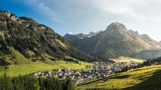 Zu Füßen des mächtigen Berges Omeshorn liegt das Gourmetdorf Lech am Arlberg.