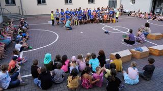 Mit einer Feier wurden die Viertklässler der Reichenbacher Felsenmeerschüler im Beisein vieler Lehrer, Eltern und Mitschüler verabschiedet. Die Abgänger selbst trugen zum Abschied ein Lied vor.