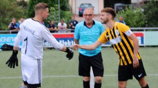 Begrüßung zum Lautertalpokal-Turnierauftakt mit den Spielführern des TSV Gadernheim (Sascha Pritsch/Rechts) und des gastgebenden TSV Elmshausen (Steffen Franke/Links); in der Mitte Referee Michael Ofenloch (Eintracht Bürstadt).
