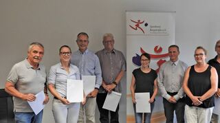 Günter Bausewein, Vorsitzender des Sportkreises Bergstraße (links) übergab jetzt Bewilligungsbescheide aus dem Vereinsförderungsfonds des Landessportbund Hessen an die Vertreter von zwölf Bergsträßer Vereinen (von links, neben Bausewein): Dunja Ferring-Appel (RuF Birkenau), Wolfgang Müller (GC Bensheim), Rainer Noe (SV Unter-Flockenbach), Julia Meyer (RuF Lindenfels), Frank Schneider (SV Bobstadt), Astrid Schuster (TV Sonderbach) und Helmut Günther (SG Hüttenfeld).