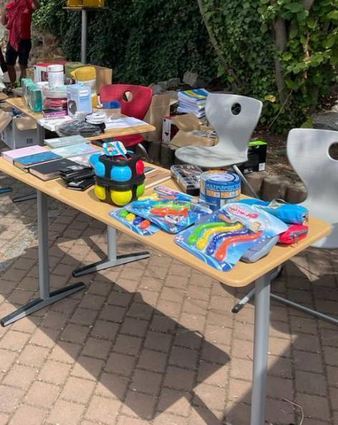 An Flohmarktständen gibt es Verschiedenstes zu kaufen.