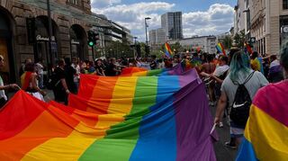 Die Regenbogenflagge, auch als Pride Flag bekannt, war auf dem CSD in Frankfurt überall präsent.
