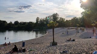 Um sicher im kühlen Nass planschen zu können, sollte man einen bewachten Badesee – wie hier in Bensheim – oder ein Schwimmbad besuchen.