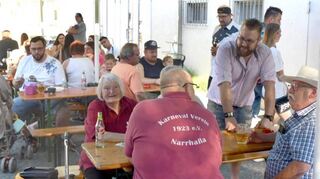 Der Karnevalverein Narrhalla feierte mit seinen Mitgliedern ein Grillfest, unser Bild zeigt zweiten Vorsitzenden Marc Dürr (stehend) im Gespräch.