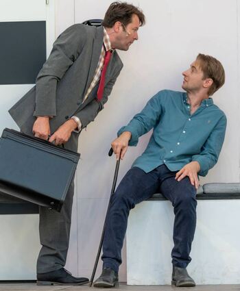 Sebastian Muskalla (l.) als Sozialamtsmitarbeiter Mr. Jenkins und Fabian Stromberger als Eric Swan.