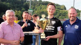 Die SG Reichenbach hatte bei der Lautertalpokal-Siegerehrung doppelten Grund zur Freude: Spielführer Jascha Kaffenberger bekam die Siegertrophäe von Wolfgang Helfrich (li.) vom Gemeindevorstand und von Andreas Ihrig (Vorsitzender des TSV Elmshausen) überreicht; Destiny Obatare Kator (re.) gewann den BA-Torjägerpokal.