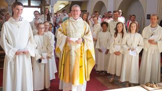 Mitten unter der den Menschen zu sein, ist ein Leitziel von Äneas Opitek. So zeigte er sich auch im Rahmen des Verabschiedungsgottesdienstes in der Zwingenberger Kirche. Opitek wechselt nach 14 Jahren ins bayrische Freystadt. Zahlreiche Personen aus dem kirchlichen und gesellschaftlichen Bereich sagten Danke und Adieu.