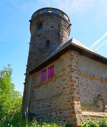 Wem zu Ehren wurde der Hemsbergturm erbaut?
