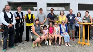 Schüler und Lehrer der Metzendofschule, Kinder und Betreuerin des Albertus-Kindergarten sowie Stadtrat Adil Oyan haben zusammen mit anderen Gästen das „Stadtgärtchen“ des Vereins „Genial Regional“ an der Friedhofstraße 35 in Bensheim eingeweiht.