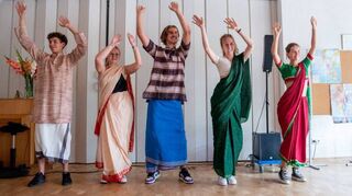 Die Frauen und Männer, die als „Weltwärts“-Freiwillige nach Indien gehen, führte bei der Entsendefeier der Karl-Kübel-Stiftung einen indischen Tanz auf.