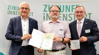 Zwingenbergs Stadtrat Rolf Jaenchen (Mitte) konnte den Förderbescheid in Offenbach von Staatsminister Tarek Al-Wazir (l.) entgegen nehmen.