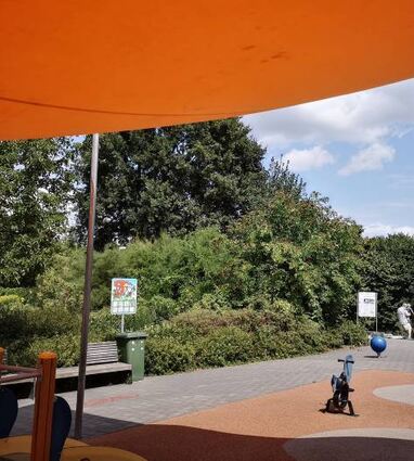 Auf der noch zugewachsenen Grünfläche neben dem Hallenbadspielplatz könnte die Weschnitzrast entstehen.