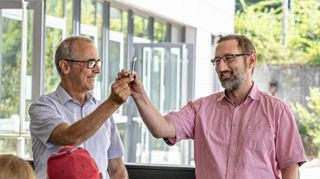 Jürgen Mescher (l.), langjähriger Leiter des Goethe-Gymnasiums, wurde in den Ruhestand verabschiedet. Er übergab den symbolischen Schlüssel an seinen Nachfolger Christian Peter.