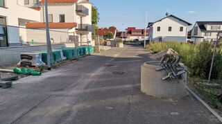 Der Kornradeweg in der Nordstadt II befindet sich aktuell noch im Zustand einer Baustraße. In Kürze beginnt dort wie im gesamten Neubaugebiet jedoch der Endausbau der Straßen und Wege. Nach einer Testphase werden zudem Parkflächen markiert.