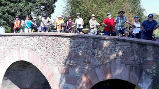 Bei der Rast an der Wattenheimer Brücke wurden die Teilnehmer der Naturfreunde-Radtour auch über die Renaturierung der Weschnitz informiert.