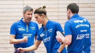 Fehlheims Abteilungsleiter Claudio Schubert (li.) mit Felix Schubert (Mitte) und Timo Freund, die in der kommenden Saison in der Regionalliga tragende Rollen spielen dürften.