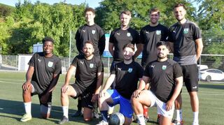 Die Neuzugänge sollen beim Starkenburgia-Neustart in der A-Liga helfen: vorne v.l. Looney Kubanza, Gerrit Geist, Nils Laubenheimer, Khaled Ghawas; hinten v.l. Yannick Abancourt, Patrick Eg, Maximilian Samstag, Trainer Marius Döll.