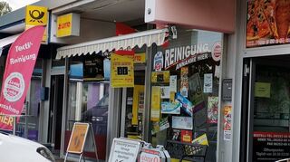 Seit 1995 wird das einstige Kerngeschäft der Deutschen Post fast ausschließlich im Shopsystem abgewickelt. Klamottenläden, Schreibwarengeschäfte, Reinigungen (wie hier am Erbachwiesenweg), ein Kiosk oder Niederlassungen der Postbank bieten seitdem zusätzlich zu ihren eigenen Produkten noch die Dienstleistungen der Post an.