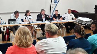 Bei der Sicherheitskonferenz referierten Polizeivizepräsident Rudi Heimann (3.v.r.) und Direktionsleiterin Juliane Ries (Mitte) sowie Bettina Noll (2.v.l.), Bürgermeister Schönung und Yvonne Hanisch (2.v.r.).