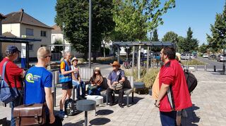 Auf dem Bahnhofsvorplatz in Bürstadt berichtete Martina Moldon (Dritte von links), wie der ADFC-Kreisverband Bergstraße sich für den Rad- und Fußverkehr in der Region stark macht.