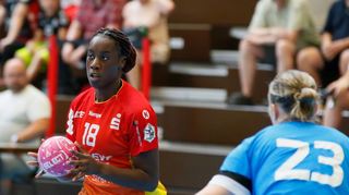 Auch Neuzugang Ndidi-Silvia Agwunedu (links) steuerte einen Treffer zum 29:15-Testspielsieg der HSG Bensheim/Auerbach bei den Kurpfalz Bären Ketsch bei.