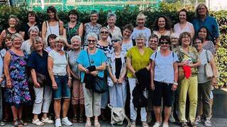 Die Frauen der Abteilung Gymnastik der SG Gronau genossen ihren Tagesausflug zum Weinort Besigheim am Neckar. Am letzten Trainings-Mittwoch vor der Sommerpause trafen sie sich zur Salatparty auf dem Sportgelände.