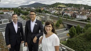 Nach der Bilanzpressekonferenz der Sparkasse Bensheim (von links): Torsten Wienold, Vorstands-Chef Johannes Erich Schulz und Birgit Kissel.
